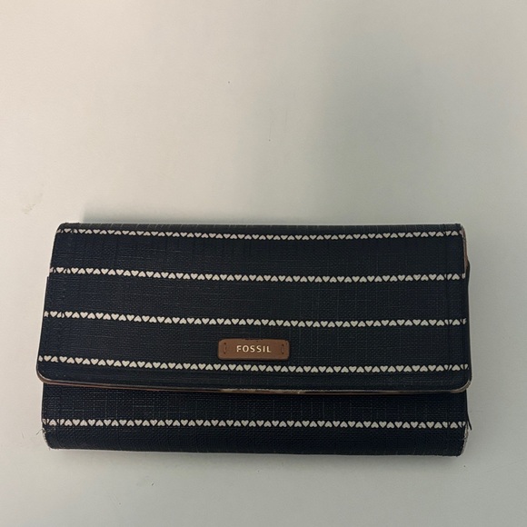 Fossil Logan Leather RFID Black and White Heart Patterned Wallet - Picture 1 of 14